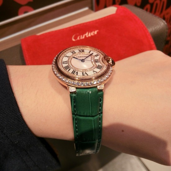 高品质, Ballon Bleu de Cartier卡地亚蓝气球腕表奢华系列,百搭尺寸36mm,简约又别具品味,搭配进口意大利鳄鱼纹小牛皮制作摒弃了现代盛行的繁复华丽的修饰,以简约重新诠释唯美,打造独家高品质,采用斯华洛水晶钻石制作出表盘 优雅精致高贵气质尽显无漏 高品质, Ballon Bleu de Cartier卡地亚蓝气球腕表奢华系列,百搭尺寸36mm,简约又别具品味,搭配进口意大利鳄鱼纹小牛皮制作摒弃了现代盛行的繁复华丽的修饰,以简约重新诠释唯美,打造独家高品质,采用斯华洛水晶钻石制作出表盘 优雅精致高贵气质尽显无漏