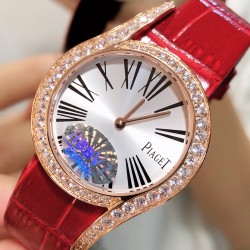 实拍 中国红 伯爵 全新Piaget Lime light系列腕表，以其独特的造型，引领着时尚界的风潮，更是邀请到国际巨星巩俐倾情代言，必将成为伯爵品牌全新的识别69式印，瑞士石英32mm 白金电镀 认准独家实拍细节品质！