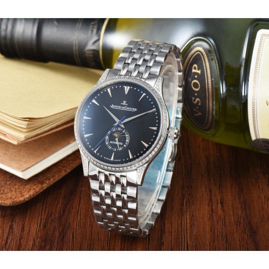 Jaeger-leCoultre Master Ultra Thin Moon积家超薄月相大师系列42mm腕表,简洁的线条设计,赏心悦目的表盘。 显示令表盘尽显活力,6位24小时指针宛如一幕和谐美妙的腕上芭蕾。透过玻璃底盖,机芯运行一目了然。这款厚度仅5.8毫米的超薄机芯向世人证实,超凡的技艺和极尽复杂的功能可以在狭小的空间内完美展现。顶级出品 精品不断 Jaeger-leCoultre Master Ultra Thin Moon积家超薄月相大师系列42mm腕表,简洁的线条设计,赏心悦目的表盘。 显示令表盘尽显活力,6位24小时指针宛如一幕和谐美妙的腕上芭蕾。透过玻璃底盖,机芯运行一目了然。这款厚度仅5.8毫米的超薄机芯向世人证实,超凡的技艺和极尽复杂的功能可以在狭小的空间内完美展现。顶级出品 精品不断
