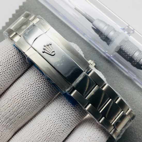 N9 Factory最新推荐 原版复刻 劳力士Rolex天行者系列SKY-DWELLER 直径42毫米x10毫米 机芯:进口全自动机械机芯改装9001 (24小时盘可单调) 圈口: 劳力士Ring Command三角坑纹⏲双向旋转外圈,镜面:德国进口蓝宝石玻璃镜面,材料:904L精钢表壳 表带: 不锈钢(蚝式钢),蚝式,原装保险折叠扣,经典男士休闲腕表,成功男士的标志!让您一劳永逸!N9诚意之作 值得你拥有! N9 Factory最新推荐 原版复刻 劳力士Rolex天行者系列SKY-DWELLER 直径42毫米x10毫米 机芯:进口全自动机械机芯改装9001 (24小时盘可单调) 圈口: 劳力士Ring Command三角坑纹⏲双向旋转外圈,镜面:德国进口蓝宝石玻璃镜面,材料:904L精钢表壳 表带: 不锈钢(蚝式钢),蚝式,原装保险折叠扣,经典男士休闲腕表,成功男士的标志!让您一劳永逸!N9诚意之作 值得你拥有!