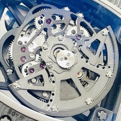 ZF2023再续历史篇章——理查德米勒RM035-2 V4版本携手ABD（All Black Department）国际知名理查德改装厂，耗时近四年，成就无限经典。【1】市面唯一拥有原装开模RM副本。壳身及把头均为轻盈的碳纤维打造。【2】不仅结构一致，包括装配的流程，方法和顺序于原版都是同步的。【3】经过漫长时间尝试，壳体上的碳纤花纹与正品保持一致。【4】ZF承诺每一只RM035-2均经过3巴防水检测。【5】定制版RM.RMUL3机芯，时轮和分轮随着对时而运动。ZF出品，必属精品，欢迎各位表友品鉴！