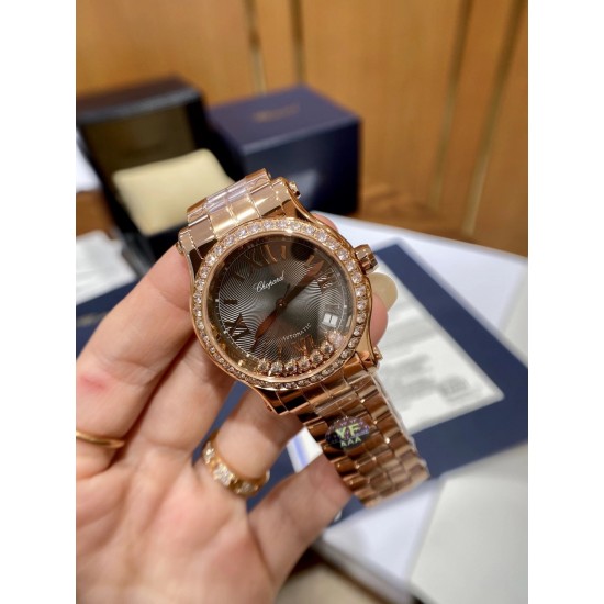 《YF出品》萧邦Happy Diamonds系列在女士腕表当中非常具有标志性,这款腕表拥有36和30毫米的腕表直径,对于大部分女士来说这个尺寸刚刚好。极具标志性的表壳设计搭配银色表盘,盘面上转动的钻石是萧邦Happy Diamonds最大的亮点设计所在。腕表搭载了自动上链机芯,能够为腕表提供42个小时的动力储存。。。YF臻品(2021新鲜上市):萧邦HAPPY DIAMONDS系列274893-5003腕表(精钢-玫瑰金-白色贝壳表盘,7颗彩色活动钻石,2892-2全自动机械,36毫米) 《YF出品》萧邦Happy Diamonds系列在女士腕表当中非常具有标志性,这款腕表拥有36和30毫米的腕表直径,对于大部分女士来说这个尺寸刚刚好。极具标志性的表壳设计搭配银色表盘,盘面上转动的钻石是萧邦Happy Diamonds最大的亮点设计所在。腕表搭载了自动上链机芯,能够为腕表提供42个小时的动力储存。。。YF臻品(2021新鲜上市):萧邦HAPPY DIAMONDS系列274893-5003腕表(精钢-玫瑰金-白色贝壳表盘,7颗彩色活动钻石,2892-2全自动机械,36毫米)
