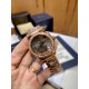 《YF出品》萧邦Happy Diamonds系列在女士腕表当中非常具有标志性,这款腕表拥有36和30毫米的腕表直径,对于大部分女士来说这个尺寸刚刚好。极具标志性的表壳设计搭配银色表盘,盘面上转动的钻石是萧邦Happy Diamonds最大的亮点设计所在。腕表搭载了自动上链机芯,能够为腕表提供42个小时的动力储存。。。YF臻品(2021新鲜上市):萧邦HAPPY DIAMONDS系列274893-5003腕表(精钢-玫瑰金-白色贝壳表盘,7颗彩色活动钻石,2892-2全自动机械,36毫米) 《YF出品》萧邦Happy Diamonds系列在女士腕表当中非常具有标志性,这款腕表拥有36和30毫米的腕表直径,对于大部分女士来说这个尺寸刚刚好。极具标志性的表壳设计搭配银色表盘,盘面上转动的钻石是萧邦Happy Diamonds最大的亮点设计所在。腕表搭载了自动上链机芯,能够为腕表提供42个小时的动力储存。。。YF臻品(2021新鲜上市):萧邦HAPPY DIAMONDS系列274893-5003腕表(精钢-玫瑰金-白色贝壳表盘,7颗彩色活动钻石,2892-2全自动机械,36毫米)