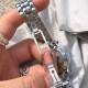 新品萧邦1993开山之作。极具标志性的Lucent Steel A223精钢圆形表壳设计搭配全新五颗凸圆形蓝宝石左右配比,与蓝色罗马时标遥相呼应,带给你全新的视觉体验。以黄金比例为灵感,设计出33m表壳尺寸,更显纤细手腕,白色漆面金属表盘标配宝蓝色锥形指针与罗马时标相呼应,辅以复古轨道低调雅致。7⃣️颗灵动宝石在两层蓝宝石镜面之间自由舞蹈,透过腕表背面领悟机芯之美。鹅卵石表链设计别出心裁,可正装可休闲,亦柔亦刚,雅致复古与飒爽干练完美结合‼️ 新品萧邦1993开山之作。极具标志性的Lucent Steel A223精钢圆形表壳设计搭配全新五颗凸圆形蓝宝石左右配比,与蓝色罗马时标遥相呼应,带给你全新的视觉体验。以黄金比例为灵感,设计出33m表壳尺寸,更显纤细手腕,白色漆面金属表盘标配宝蓝色锥形指针与罗马时标相呼应,辅以复古轨道低调雅致。7⃣️颗灵动宝石在两层蓝宝石镜面之间自由舞蹈,透过腕表背面领悟机芯之美。鹅卵石表链设计别出心裁,可正装可休闲,亦柔亦刚,雅致复古与飒爽干练完美结合‼️
