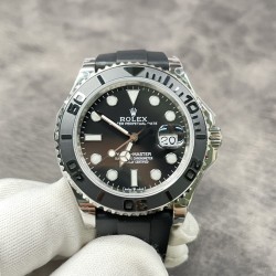劳力士ROLEX游艇名仕型 3235机芯，双向旋转60分钟刻度外圈配哑黑色Cerachrom陶质圈口，凸显抛光立体数字！42mm直径 ！新款时针增大，分针缩细，增强了可读性。新款Pyesterflex橡胶表带亦配备蚝式保险扣，人性化二级可剪设计，佩戴稳固从而更加舒适！字面刻度填充进口Chromalight长效果蓝色物料！tw出品！超级复刻！出货实拍