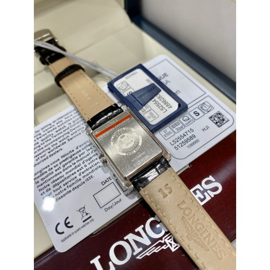 鳄鱼皮瑞士石英到货!浪琴表黛绰维纳20.80 X 32.00mm 石英女士腕表!瑞士石英,蓝宝石玻璃,鳄鱼皮表带,浪琴排名皇后级别的当属黛绰维纳系列女表 以意大利语中的Dolce Vita为名 寓意甜美生活 寓意意式生活邂逅现代浪漫 通过几何线条与柔美曲线塑造出现代优雅与妩媚姿态 银色表盘的雕花、以及蓝钢指针等精致细节都烘托出佩戴者纯正的优雅与贵气 ! 鳄鱼皮瑞士石英到货!浪琴表黛绰维纳20.80 X 32.00mm 石英女士腕表!瑞士石英,蓝宝石玻璃,鳄鱼皮表带,浪琴排名皇后级别的当属黛绰维纳系列女表 以意大利语中的Dolce Vita为名 寓意甜美生活 寓意意式生活邂逅现代浪漫 通过几何线条与柔美曲线塑造出现代优雅与妩媚姿态 银色表盘的雕花、以及蓝钢指针等精致细节都烘托出佩戴者纯正的优雅与贵气 !
