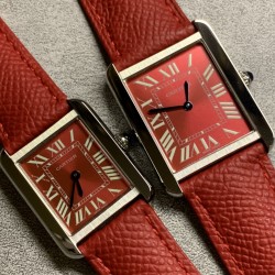 实拍最新版配色中国红 卡地亚超薄坦克Cartier Tank Solo系列，一款百搭 性价比又高的手表 采用瑞士石英机芯，圆珠形表冠，镶嵌一颗凸圆形合成尖晶石，镀银珠光表盘，罗马数字时标，剑形蓝钢指针，蓝宝石水晶镜面，可搭配进口鳄鱼纹牛皮表带，另有多种颜色荔枝纹原版皮为你打造个性化腕间配饰，直径：小号2431mm,中号2734mm。佩戴舒适柔软服帖，上手显得高贵又典雅，很气质很女人独家货源。「认准细节，欢迎质量对比」