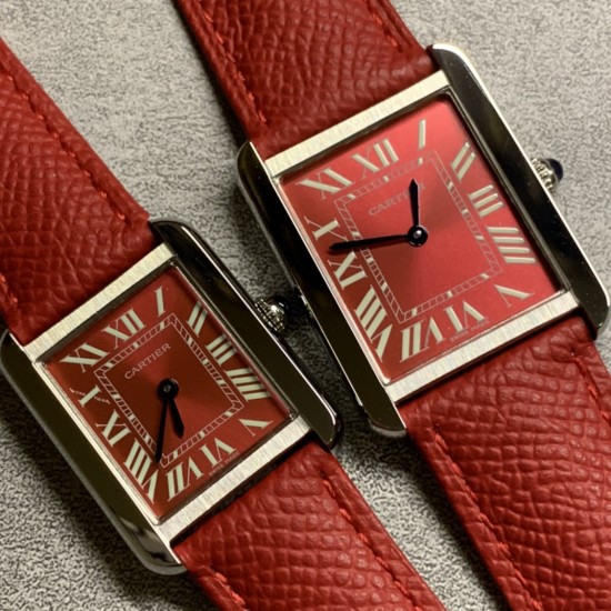 实拍最新版配色中国红 卡地亚超薄坦克Cartier Tank Solo系列,一款百搭 性价比又高的手表 采用瑞士石英机芯,圆珠形表冠,镶嵌一颗凸圆形合成尖晶石,镀银珠光表盘,罗马数字时标,剑形蓝钢指针,蓝宝石水晶镜面,可搭配进口鳄鱼纹牛皮表带,另有多种颜色荔枝纹原版皮为你打造个性化腕间配饰,直径:小号2431mm,中号2734mm。佩戴舒适柔软服帖,上手显得高贵又典雅,很气质很女人独家货源。「认准细节,欢迎质量对比」 实拍最新版配色中国红 卡地亚超薄坦克Cartier Tank Solo系列,一款百搭 性价比又高的手表 采用瑞士石英机芯,圆珠形表冠,镶嵌一颗凸圆形合成尖晶石,镀银珠光表盘,罗马数字时标,剑形蓝钢指针,蓝宝石水晶镜面,可搭配进口鳄鱼纹牛皮表带,另有多种颜色荔枝纹原版皮为你打造个性化腕间配饰,直径:小号2431mm,中号2734mm。佩戴舒适柔软服帖,上手显得高贵又典雅,很气质很女人独家货源。「认准细节,欢迎质量对比」