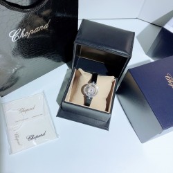 萧邦-Chopard，Happy Diamonds 快乐钻系列！瑞士ETA石英机芯，双层蓝宝石玻璃进口表带分别:有鸵鸟纹、原纹、娟丝带可供选择！尺寸约28mm、厚度约7mm
