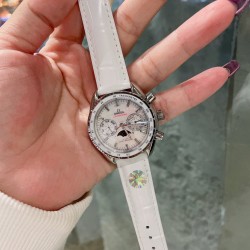 全新海马月相闪亮登场————爱你，便想为你摘星揽月2023最新欧米茄海马系列月相至臻天文台为告白季而诞生✨惟妙惟肖的月相设计，搭配独特的锆石刻度饰于珍珠贝母表盘，逼真重现月球真实景象，将宇宙之美凝聚在方寸之间。37mm的表径，蓝宝石防刮镜面，让爱意在腕间生动呈现。