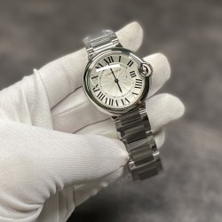 卡地亚蓝气球中号 v6出品 ！36mm女款石英款 亲，认准细节很重要 指针是烧蓝钢指针 玻璃不单单只是蓝宝石，在这个基础上还要做折射 月牙那里还要做一个斜坡 这些都是原装才有的细节 我这里做到了 很美 很亮 专柜的品质 有牛皮和鳄鱼皮 两种皮可供选择 出货实拍