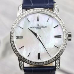 实拍 TK新品江诗丹顿传袭超薄系列-Vacheron Constantin 专为女神打造的，奢华时尚，采用进口316钢表壳，搭配原装进口9015机芯（0返修），天然蓝宝石玻璃镜面，直径33mm，超薄工艺7.8mm，超强防水30米，竹节纹进口小牛皮表带，