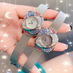 最新 PIAGET伯爵 Limelight非凡珍品腕表系列 花朵 闭合状态下尺寸33mm*22mm， 花朵盛开时直径为33mm。表壳才有18K白金电镀，进口石英机芯 。特点: 表壳由可顺时针旋转的三片花瓣造型组成一朵完美的三色艳丽花朵。第一层花瓣上镶嵌26颗白色钻石于表圈 ，第二层花瓣镶嵌26颗红色钻石彰显奢华，第三层花瓣镶嵌18颗幽邃蓝宝石彰显尊贵，蓝宝石水晶镜面 搭配绸缎丝绢皮/手工锻造丝网表带。这不仅是一款非凡的腕表，更堪称一件珠宝工艺杰作，完美结合创意，生动灵性，彰显着珠宝腕表的优雅魅力
