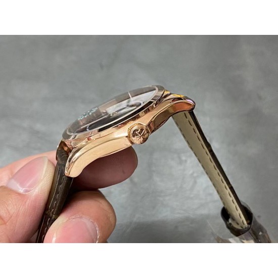 江诗丹顿 伍陆之型系列腕表【运动商务皆可盘，格调 品味两不失！腕表尺寸40mmX9.6mm1.原装在手，捕捉神韵，拆解开模，对位精髓！2.搭载定制版1326型机芯，引领一体机的时代！3.线条丰富的壳体通过一年半才完美破译，独家诠释江诗丹顿的高端打磨。4.微拱型蓝宝石水晶玻璃白璧无瑕，视而能清。尽显原装本色。【逼格满满 格调非常】1.表带采用最顶级的意大利胎牛皮，采用VC原厂手工缝制技艺。2.马耳他十字蝴蝶表扣。千锤百炼出深山 万众瞩目朝“西”来ZF最新钢王 欢迎各路表友鉴赏把玩！