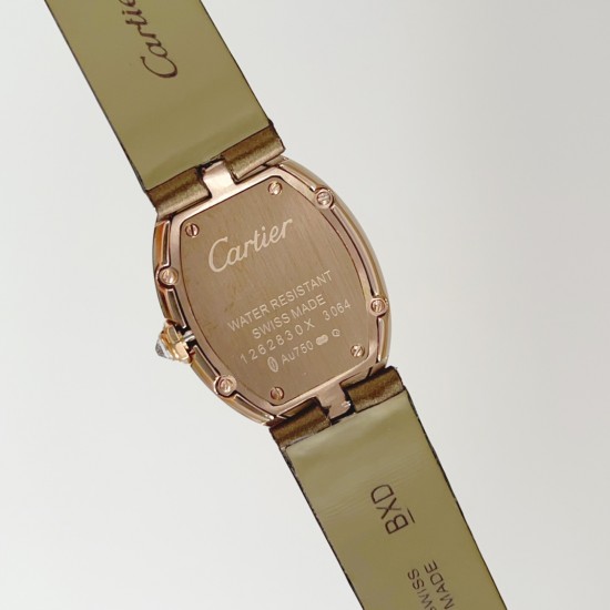Baignoire de Cartier / oval shape / rosegold with diamonds Width 28mm . length 39mm 卡地亚创新与复古撞击的审美 / Baignoire腕表卡地亚浴缸系列,法式优雅的椭圆形设计搭配柔软绢丝表带,便捷式折叠表扣,略微弯曲的表壳完美贴合手腕曲线,配载瑞士石英机芯,淬火钢蓝剑形指针,耐磨损镜面,宽度28mm ,长度39mm Baignoire de Cartier / oval shape / rosegold with diamonds Width 28mm . length 39mm 卡地亚创新与复古撞击的审美 / Baignoire腕表卡地亚浴缸系列,法式优雅的椭圆形设计搭配柔软绢丝表带,便捷式折叠表扣,略微弯曲的表壳完美贴合手腕曲线,配载瑞士石英机芯,淬火钢蓝剑形指针,耐磨损镜面,宽度28mm ,长度39mm