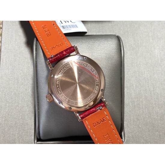 实拍【IWC 2019推出女士全新 Portofino波涛菲诺系列】1⃣️:壳套尺寸34mm/8.8mm采用316精钢材质打磨,每个壳套全程CNC处理所有细节达到完美2⃣️:采用进口日本9015天文台级别经过本厂严格把控 调试 达到零返修稳定性3⃣️:采用瑞士蓝宝石镜面 通透明亮4⃣️字面采用简洁的条丁罗马和表盘十二颗 设计呈现出精致典雅之感5⃣️:表带采用原装快速更换系统 搭配意大利小牛皮皮质柔软细腻:有六种颜色可选(绿色,兰色,黑色,深棕,酒红,粉色)6⃣️:原装表扣采用316精钢材质打磨 实拍【IWC 2019推出女士全新 Portofino波涛菲诺系列】1⃣️:壳套尺寸34mm/8.8mm采用316精钢材质打磨,每个壳套全程CNC处理所有细节达到完美2⃣️:采用进口日本9015天文台级别经过本厂严格把控 调试 达到零返修稳定性3⃣️:采用瑞士蓝宝石镜面 通透明亮4⃣️字面采用简洁的条丁罗马和表盘十二颗 设计呈现出精致典雅之感5⃣️:表带采用原装快速更换系统 搭配意大利小牛皮皮质柔软细腻:有六种颜色可选(绿色,兰色,黑色,深棕,酒红,粉色)6⃣️:原装表扣采用316精钢材质打磨