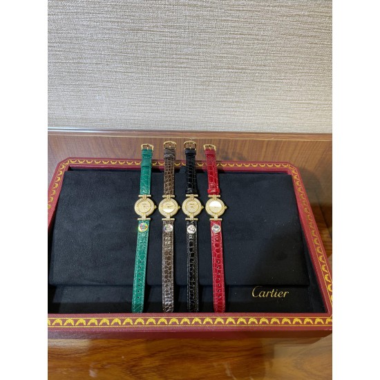 鳄鱼皮新品发布 奢华版满天星镶钻表盘卡地亚小旋风must de小金表vintage中古断货王，性价比高闭眼入。神仙颜值美绝trinity，小孩子才做选择，成年人都是all in![色]表径24mm，超薄厚度5.8mm，搭载瑞士石英机芯，罗马刻度奶油盘，简洁大两针，后镶天然美钻搭配鳄鱼皮表带更奢华超级闪。可仙可盐可甜，精致优雅上手绝美。时尚是一个经典的轮回～说不定今年的复古风，你就是走得最驾轻就熟的一个。推荐指数：⭐⭐⭐⭐⭐