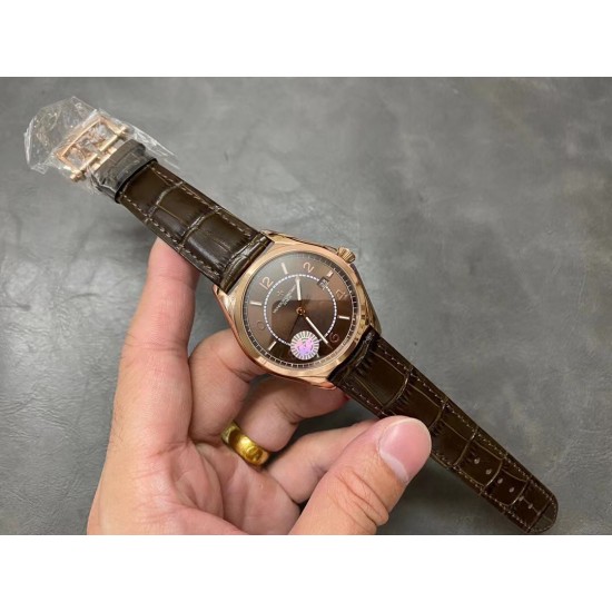 江诗丹顿 伍陆之型系列腕表【运动商务皆可盘，格调 品味两不失！腕表尺寸40mmX9.6mm1.原装在手，捕捉神韵，拆解开模，对位精髓！2.搭载定制版1326型机芯，引领一体机的时代！3.线条丰富的壳体通过一年半才完美破译，独家诠释江诗丹顿的高端打磨。4.微拱型蓝宝石水晶玻璃白璧无瑕，视而能清。尽显原装本色。【逼格满满 格调非常】1.表带采用最顶级的意大利胎牛皮，采用VC原厂手工缝制技艺。2.马耳他十字蝴蝶表扣。千锤百炼出深山 万众瞩目朝“西”来ZF最新钢王 欢迎各路表友鉴赏把玩！