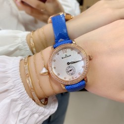 实拍 AW厂 Blancpain-宝珀女装系列复杂功能腕表共镶有152颗美钻。其中的108颗钻石镶嵌于36.8毫米的红金表壳之上。钻石紧密交织为两圈，错落有致，与品牌的标志性双层表圈设计相互呼应。表冠上亦镶有精致美钻，尽现腕表的华美雅致。