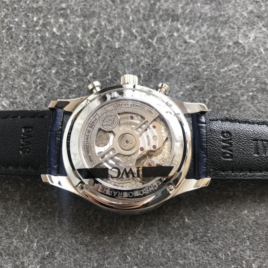 ZF扛鼎新作——IWC万国表葡萄牙系列IW371605腕表(2019年大改款葡计) 【精彩细节】1.精致背透,机芯可一览无余2.新版表扣设计更加舒适精妙3.定制版CAL.69355机芯,无理由实现原装所有功能【表壳】腕表尺寸41mmX13mm1.ZF早已烂熟于胸的万国打磨技艺,实力演绎IWC的原汁原味2.前后两片蓝宝石水晶玻璃,通透无比3.比例和版型经过多次校正,做到与正品一致贴合手腕清新俊逸 品貌非凡ZF出品 必属精品 ZF扛鼎新作——IWC万国表葡萄牙系列IW371605腕表(2019年大改款葡计) 【精彩细节】1.精致背透,机芯可一览无余2.新版表扣设计更加舒适精妙3.定制版CAL.69355机芯,无理由实现原装所有功能【表壳】腕表尺寸41mmX13mm1.ZF早已烂熟于胸的万国打磨技艺,实力演绎IWC的原汁原味2.前后两片蓝宝石水晶玻璃,通透无比3.比例和版型经过多次校正,做到与正品一致贴合手腕清新俊逸 品貌非凡ZF出品 必属精品