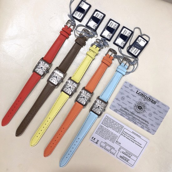 实拍 浪琴最新款色彩缤纷的糖果色 甜美生活 优雅出色浪琴表黛绰维纳系列!20.80 X 32.00mm 瑞士石英女士腕表!浪琴排名皇后级别的当属黛绰维纳系列女表 以意大利语中的Dolce Vita为名 寓意甜美生活 寓意意式生活邂逅现代浪漫 通过几何线条与柔美曲线塑造出现代优雅与妩媚姿态 银色表盘的雕花、以及蓝钢指针等精致细节都烘托出佩戴者纯正的优雅与贵气 表壳材质: 精钢 表带材质: 舒适意大利表带 表盘指针: 蓝钢指针表盘刻度: 漆绘罗马数字表盘 实拍 浪琴最新款色彩缤纷的糖果色 甜美生活 优雅出色浪琴表黛绰维纳系列!20.80 X 32.00mm 瑞士石英女士腕表!浪琴排名皇后级别的当属黛绰维纳系列女表 以意大利语中的Dolce Vita为名 寓意甜美生活 寓意意式生活邂逅现代浪漫 通过几何线条与柔美曲线塑造出现代优雅与妩媚姿态 银色表盘的雕花、以及蓝钢指针等精致细节都烘托出佩戴者纯正的优雅与贵气 表壳材质: 精钢 表带材质: 舒适意大利表带 表盘指针: 蓝钢指针表盘刻度: 漆绘罗马数字表盘