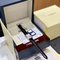 鳄鱼皮瑞士石英到货！浪琴表黛绰维纳20.80 X 32.00mm 石英女士腕表！瑞士石英，蓝宝石玻璃，鳄鱼皮表带，浪琴排名皇后级别的当属黛绰维纳系列女表 以意大利语中的Dolce Vita为名 寓意甜美生活 寓意意式生活邂逅现代浪漫 通过几何线条与柔美曲线塑造出现代优雅与妩媚姿态 银色表盘的雕花、以及蓝钢指针等精致细节都烘托出佩戴者纯正的优雅与贵气 ！