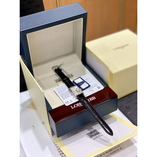 鳄鱼皮瑞士石英到货!浪琴表黛绰维纳20.80 X 32.00mm 石英女士腕表!瑞士石英,蓝宝石玻璃,鳄鱼皮表带,浪琴排名皇后级别的当属黛绰维纳系列女表 以意大利语中的Dolce Vita为名 寓意甜美生活 寓意意式生活邂逅现代浪漫 通过几何线条与柔美曲线塑造出现代优雅与妩媚姿态 银色表盘的雕花、以及蓝钢指针等精致细节都烘托出佩戴者纯正的优雅与贵气 ! 鳄鱼皮瑞士石英到货!浪琴表黛绰维纳20.80 X 32.00mm 石英女士腕表!瑞士石英,蓝宝石玻璃,鳄鱼皮表带,浪琴排名皇后级别的当属黛绰维纳系列女表 以意大利语中的Dolce Vita为名 寓意甜美生活 寓意意式生活邂逅现代浪漫 通过几何线条与柔美曲线塑造出现代优雅与妩媚姿态 银色表盘的雕花、以及蓝钢指针等精致细节都烘托出佩戴者纯正的优雅与贵气 !