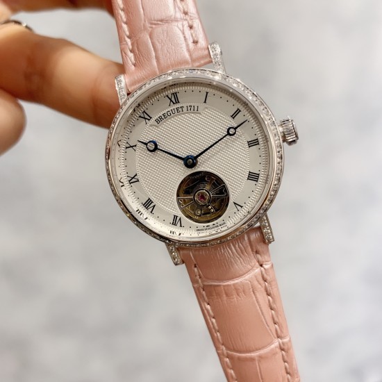 2019首推女表⚠️宝玑-Breguet 流金岁月系列搭配陀飞轮机械机芯，蓝宝石玻璃镜面，表壳直径约32mm10mm高贵优雅  尽显女王风范