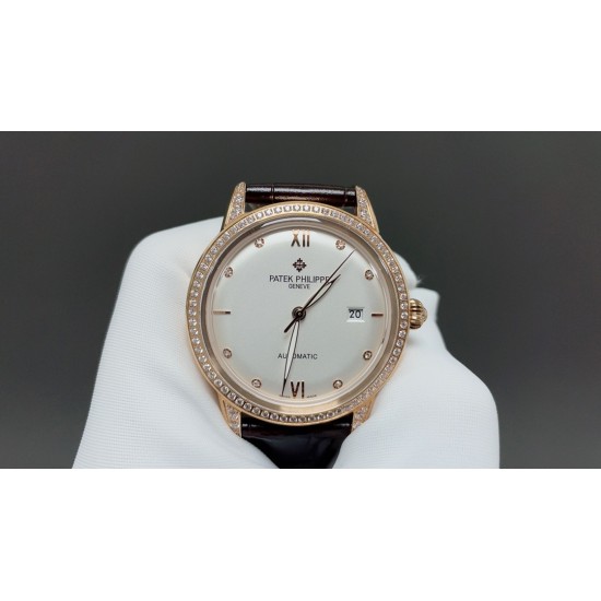 百达翡丽-PATEK PHILIPPE-火热新款式,新款锅盖,耗时长达8个月!超薄男士自动机械腕表,采用进口原装9015机芯,每小时振频28800次,零返修质量,直径40mm原装尺寸,超薄工艺8mm,锅盖玻璃材质!超强防水50米!专柜同款,一比一复刻!带上他锋芒尽显,气派不凡!耀眼光辉,永恒尊贵。⚠️请认准专业独家品质!欢迎转载 百达翡丽-PATEK PHILIPPE-火热新款式,新款锅盖,耗时长达8个月!超薄男士自动机械腕表,采用进口原装9015机芯,每小时振频28800次,零返修质量,直径40mm原装尺寸,超薄工艺8mm,锅盖玻璃材质!超强防水50米!专柜同款,一比一复刻!带上他锋芒尽显,气派不凡!耀眼光辉,永恒尊贵。⚠️请认准专业独家品质!欢迎转载