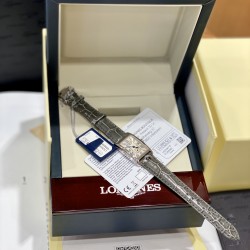 鳄鱼皮瑞士石英到货！浪琴表黛绰维纳20.80 X 32.00mm 石英女士腕表！瑞士石英，蓝宝石玻璃，鳄鱼皮表带，浪琴排名皇后级别的当属黛绰维纳系列女表 以意大利语中的Dolce Vita为名 寓意甜美生活 寓意意式生活邂逅现代浪漫 通过几何线条与柔美曲线塑造出现代优雅与妩媚姿态 银色表盘的雕花、以及蓝钢指针等精致细节都烘托出佩戴者纯正的优雅与贵气 ！