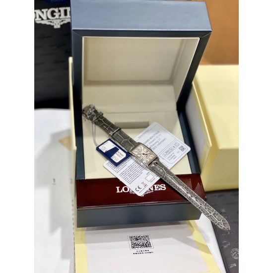 鳄鱼皮瑞士石英到货!浪琴表黛绰维纳20.80 X 32.00mm 石英女士腕表!瑞士石英,蓝宝石玻璃,鳄鱼皮表带,浪琴排名皇后级别的当属黛绰维纳系列女表 以意大利语中的Dolce Vita为名 寓意甜美生活 寓意意式生活邂逅现代浪漫 通过几何线条与柔美曲线塑造出现代优雅与妩媚姿态 银色表盘的雕花、以及蓝钢指针等精致细节都烘托出佩戴者纯正的优雅与贵气 ! 鳄鱼皮瑞士石英到货!浪琴表黛绰维纳20.80 X 32.00mm 石英女士腕表!瑞士石英,蓝宝石玻璃,鳄鱼皮表带,浪琴排名皇后级别的当属黛绰维纳系列女表 以意大利语中的Dolce Vita为名 寓意甜美生活 寓意意式生活邂逅现代浪漫 通过几何线条与柔美曲线塑造出现代优雅与妩媚姿态 银色表盘的雕花、以及蓝钢指针等精致细节都烘托出佩戴者纯正的优雅与贵气 !
