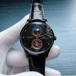 万国--IWC Z2  男士腕表 至臻精品，高雅品位 搭载全自动机械机芯 316L精钢表壳矿物强化玻璃镜面采用进口小牛皮真皮表带尺寸：直径40mm 厚度12mm 三杰精致推荐男士精品机械腕表 精致传承真实效果 SJ品质的保证
