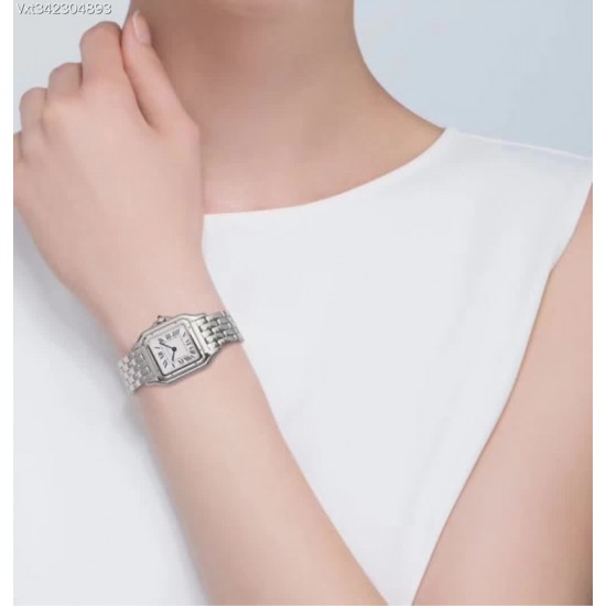 卡地亚猎豹Panthre de Cartier。华丽而不羁,是Panthre de Cartier猎豹所传达的美学风格。它线条流畅,魅惑动人,柔软服帖于腕间,宛若在肌肤上翩翩起舞。独特的造型彰显成熟优雅、自信动人的女性形象。GF工厂以精湛技艺,原装开模,打造出与正品无异的精美流线表耳,与表壳一体成型。搭载瑞士朗达石英机芯,316L精钢壳套,尺寸:27 x 37毫米,厚度:6毫米,表冠镶嵌一颗合成蓝色尖晶石,镀银表盘,剑形蓝钢指针,100%三度防水。搭配专柜旅行包装物料。商品规格:默认规格 卡地亚猎豹Panthre de Cartier。华丽而不羁,是Panthre de Cartier猎豹所传达的美学风格。它线条流畅,魅惑动人,柔软服帖于腕间,宛若在肌肤上翩翩起舞。独特的造型彰显成熟优雅、自信动人的女性形象。GF工厂以精湛技艺,原装开模,打造出与正品无异的精美流线表耳,与表壳一体成型。搭载瑞士朗达石英机芯,316L精钢壳套,尺寸:27 x 37毫米,厚度:6毫米,表冠镶嵌一颗合成蓝色尖晶石,镀银表盘,剑形蓝钢指针,100%三度防水。搭配专柜旅行包装物料。商品规格:默认规格