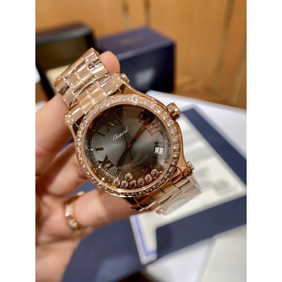 《YF出品》萧邦Happy Diamonds系列在女士腕表当中非常具有标志性,这款腕表拥有36和30毫米的腕表直径,对于大部分女士来说这个尺寸刚刚好。极具标志性的表壳设计搭配银色表盘,盘面上转动的钻石是萧邦Happy Diamonds最大的亮点设计所在。腕表搭载了自动上链机芯,能够为腕表提供42个小时的动力储存。。。YF臻品(2021新鲜上市):萧邦HAPPY DIAMONDS系列274893-5003腕表(精钢-玫瑰金-白色贝壳表盘,7颗彩色活动钻石,2892-2全自动机械,36毫米) 《YF出品》萧邦Happy Diamonds系列在女士腕表当中非常具有标志性,这款腕表拥有36和30毫米的腕表直径,对于大部分女士来说这个尺寸刚刚好。极具标志性的表壳设计搭配银色表盘,盘面上转动的钻石是萧邦Happy Diamonds最大的亮点设计所在。腕表搭载了自动上链机芯,能够为腕表提供42个小时的动力储存。。。YF臻品(2021新鲜上市):萧邦HAPPY DIAMONDS系列274893-5003腕表(精钢-玫瑰金-白色贝壳表盘,7颗彩色活动钻石,2892-2全自动机械,36毫米)