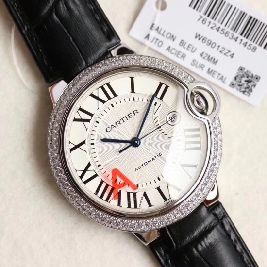 卡地亚 「 Cartier 」原装1:1复刻 、凸面弧形表壳,扭索雕纹表盘,剑形指针,在卡地亚制表世界中,Ballon Bleu 蓝气球腕表以风格细腻,格调高雅著称。 卡地亚 「 Cartier 」原装1:1复刻 、凸面弧形表壳,扭索雕纹表盘,剑形指针,在卡地亚制表世界中,Ballon Bleu 蓝气球腕表以风格细腻,格调高雅著称。
