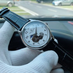 百达翡丽-PATEK PHILIPP L39 新品现代飞轮设计搭载简约两针 尊贵大气～绅士风范，高端矿物质防刮镜面玻璃，配置316L精钢表壳，耐磨316精钢表带/进口小牛皮表带，全自动进口缕空机械机芯     尺寸：42mm10.8mm三杰精致推荐男士机械腕表 SJ为你精心挑选超真实实物图拍摄