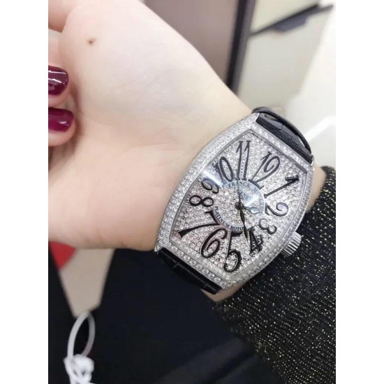 法穆兰 Franck Muller 是深受时尚白领及众多明星追捧的顶级腕表品牌,法兰克穆勒的标志性特征是其酒桶型表壳和夸张的弧度设计,同时也拥有精湛的制表工艺,法兰克穆勒手表凝聚了无限心血、承载了无尽情感,是鉴赏家眼中出类拔萃、独一无二的完美杰作。尺寸32mm*45mm*12mm。 法穆兰 Franck Muller 是深受时尚白领及众多明星追捧的顶级腕表品牌,法兰克穆勒的标志性特征是其酒桶型表壳和夸张的弧度设计,同时也拥有精湛的制表工艺,法兰克穆勒手表凝聚了无限心血、承载了无尽情感,是鉴赏家眼中出类拔萃、独一无二的完美杰作。尺寸32mm*45mm*12mm。