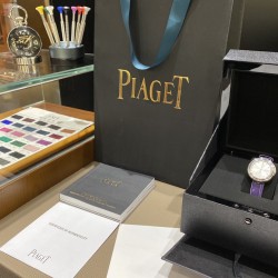 全网女生听我的！买它…❤️。      伯爵“时来运转”顶级奢侈品入门款第一眼看到它的时候我一眼就中，首先是外观设计足够百搭，旋转式表圈可自由转动，外层一圈可来回转动 很有寓意、一起“转动，遇见非凡”。百搭中号34尺寸！上手很秀气，彩色鳄鱼皮可轻松拆卸 看上去就高端，机芯采用瑞士进口石英机芯，螺旋式表圈316L精钢打磨抛光 表面光亮如镜、表盘内圈钻石刻度 11颗⭕️圆形美钻、外圈42颗圆形美钻