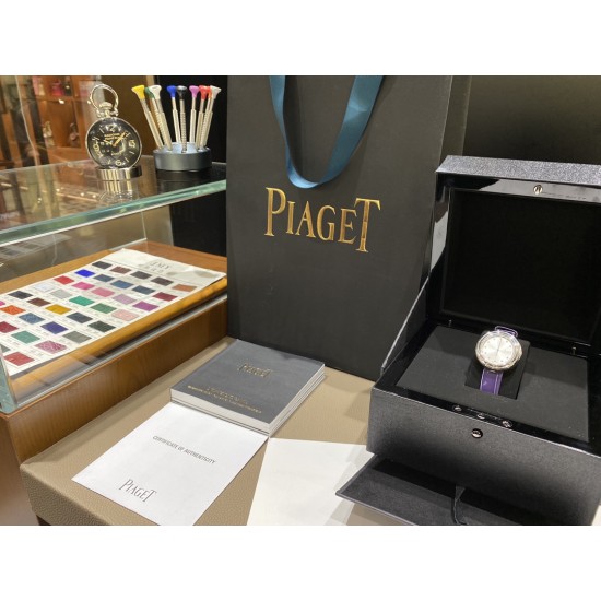 全网女生听我的!买它…❤️。 伯爵“时来运转”顶级奢侈品入门款第一眼看到它的时候我一眼就中,首先是外观设计足够百搭,旋转式表圈可自由转动,外层一圈可来回转动 很有寓意、一起“转动,遇见非凡”。百搭中号34尺寸!上手很秀气,彩色鳄鱼皮可轻松拆卸 看上去就高端,机芯采用瑞士进口石英机芯,螺旋式表圈316L精钢打磨抛光 表面光亮如镜、表盘内圈钻石刻度 11颗⭕️圆形美钻、外圈42颗圆形美钻 全网女生听我的!买它…❤️。 伯爵“时来运转”顶级奢侈品入门款第一眼看到它的时候我一眼就中,首先是外观设计足够百搭,旋转式表圈可自由转动,外层一圈可来回转动 很有寓意、一起“转动,遇见非凡”。百搭中号34尺寸!上手很秀气,彩色鳄鱼皮可轻松拆卸 看上去就高端,机芯采用瑞士进口石英机芯,螺旋式表圈316L精钢打磨抛光 表面光亮如镜、表盘内圈钻石刻度 11颗⭕️圆形美钻、外圈42颗圆形美钻