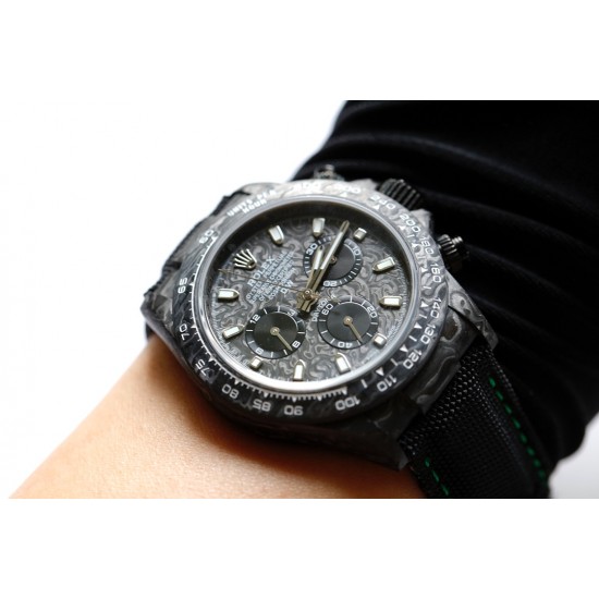 劳力士Rolex Daytona全碳纤维宇宙计时迪通拿横空出世 这款获得瑞士天文台认证的首款全碳纤迪通拿搭载全自动计时7750机械机芯 均调校测试 表盘配蜗形小秒针盘 蓝宝石抗刮损水晶镜面 碳纤维字面 完美复刻 原装同步魔术贴帆布带/橡树胶带 原装扣 更加柔软舒适 方便佩戴 爱不释手的劳力士迪通拿 品不完的一劳永逸!!! 劳力士Rolex Daytona全碳纤维宇宙计时迪通拿横空出世 这款获得瑞士天文台认证的首款全碳纤迪通拿搭载全自动计时7750机械机芯 均调校测试 表盘配蜗形小秒针盘 蓝宝石抗刮损水晶镜面 碳纤维字面 完美复刻 原装同步魔术贴帆布带/橡树胶带 原装扣 更加柔软舒适 方便佩戴 爱不释手的劳力士迪通拿 品不完的一劳永逸!!!