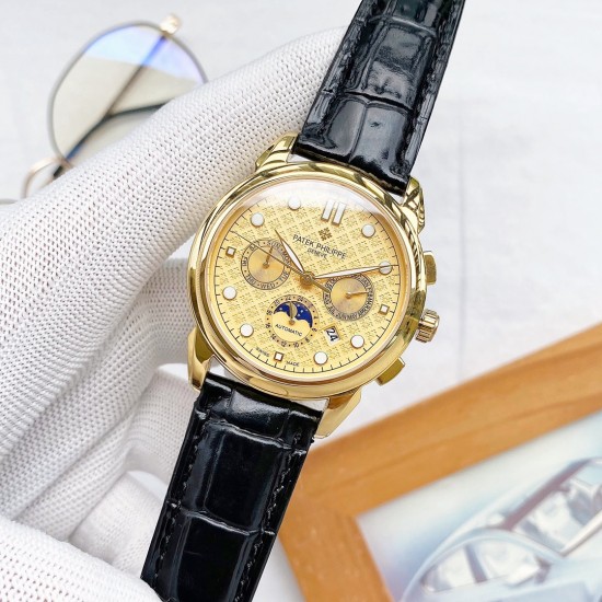 PP最新款式 百达翡丽Patek Philippe 搭配进口9100多功能机芯(零返修)功能(24小时,星期,星辰,月份)进口316精钢!搭配意大利进口小牛皮!原装针扣!尺寸42mm。耐磨防刮蓝宝石玻璃!超强防水50米!简约而不简单!百达翡丽,你值得拥有.实物拍摄品质如一! PP最新款式 百达翡丽Patek Philippe 搭配进口9100多功能机芯(零返修)功能(24小时,星期,星辰,月份)进口316精钢!搭配意大利进口小牛皮!原装针扣!尺寸42mm。耐磨防刮蓝宝石玻璃!超强防水50米!简约而不简单!百达翡丽,你值得拥有.实物拍摄品质如一!