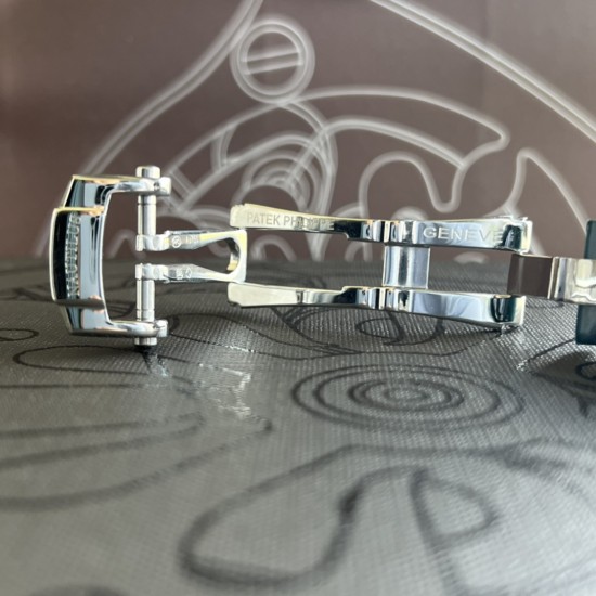 百达翡丽Nautilus 系列7010R最美鹦鹉螺。整个表盘、表壳以及标志性的“锚链式”表耳都采用全手工雪花密镶钻石,以优雅外观体现超卓工艺,美若冰晶,腕表中的“蓝血贵族”。采用32mm表径 上手贴合,进口石英机芯 走时精准,表壳采用不锈钢18k镀玫瑰金,表圈镶嵌46颗,搭配美洲鳄鱼皮表带。送礼自戴首选! 百达翡丽Nautilus 系列7010R最美鹦鹉螺。整个表盘、表壳以及标志性的“锚链式”表耳都采用全手工雪花密镶钻石,以优雅外观体现超卓工艺,美若冰晶,腕表中的“蓝血贵族”。采用32mm表径 上手贴合,进口石英机芯 走时精准,表壳采用不锈钢18k镀玫瑰金,表圈镶嵌46颗,搭配美洲鳄鱼皮表带。送礼自戴首选!