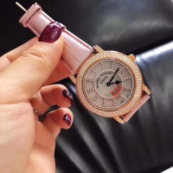 法兰克穆勒Franck muller ⏱FM新款镶钻简约女表✔️表壳表盘均选用进口5A水钻镶嵌、绝不掉钻‼️表盘很立体的双层字面、底层采用高端定制天然母贝、颜色炫彩自然、12个刻度用水钻镶嵌、立体感十足真皮表带、钢壳、进口石英机芯、蓝宝石水晶玻璃镜面、高品质、表盘直径约36毫米❗️这个夏天不离手的时尚单品