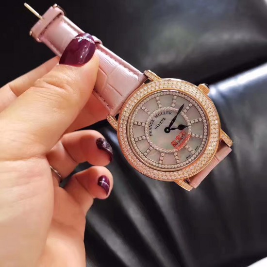 法兰克穆勒Franck muller ⏱FM新款镶钻简约女表✔️表壳表盘均选用进口5A水钻镶嵌、绝不掉钻‼️表盘很立体的双层字面、底层采用高端定制天然母贝、颜色炫彩自然、12个刻度用水钻镶嵌、立体感十足真皮表带、钢壳、进口石英机芯、蓝宝石水晶玻璃镜面、高品质、表盘直径约36毫米❗️这个夏天不离手的时尚单品 法兰克穆勒Franck muller ⏱FM新款镶钻简约女表✔️表壳表盘均选用进口5A水钻镶嵌、绝不掉钻‼️表盘很立体的双层字面、底层采用高端定制天然母贝、颜色炫彩自然、12个刻度用水钻镶嵌、立体感十足真皮表带、钢壳、进口石英机芯、蓝宝石水晶玻璃镜面、高品质、表盘直径约36毫米❗️这个夏天不离手的时尚单品