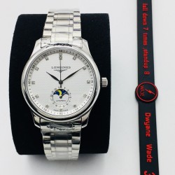 【LG Factory】新力作 浪琴Longines新款「Master Moonphase」月相日历腕表，采用ETA2824-2机芯，功能完美同步，防水深度30米，表耳线条温润流畅。表盘为大三针布局，最特别之处是表圈分钟刻度圈为立体倾斜的设计，提供出色的表盘层次感。6点的月相盘与日历功能融为一体。表盘共有3种款式：银白色麦粒纹搭配衬线体阿拉伯数字时标，黑色麦粒纹搭配罗马数字时标，蓝色日晖纹搭配棍状时标 ，直径40毫米，厚度10毫米，意大利进口小牛皮 原装蝴蝶扣 ⚠️请认准独家品质！LG品质 值得信赖！