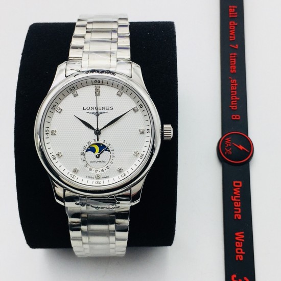 【LG Factory】新力作 浪琴Longines新款「Master Moonphase」月相日历腕表,采用ETA2824-2机芯,功能完美同步,防水深度30米,表耳线条温润流畅。表盘为大三针布局,最特别之处是表圈分钟刻度圈为立体倾斜的设计,提供出色的表盘层次感。6点的月相盘与日历功能融为一体。表盘共有3种款式:银白色麦粒纹搭配衬线体阿拉伯数字时标,黑色麦粒纹搭配罗马数字时标,蓝色日晖纹搭配棍状时标 ,直径40毫米,厚度10毫米,意大利进口小牛皮 原装蝴蝶扣 ⚠️请认准独家品质!LG品质 值得信赖! 【LG Factory】新力作 浪琴Longines新款「Master Moonphase」月相日历腕表,采用ETA2824-2机芯,功能完美同步,防水深度30米,表耳线条温润流畅。表盘为大三针布局,最特别之处是表圈分钟刻度圈为立体倾斜的设计,提供出色的表盘层次感。6点的月相盘与日历功能融为一体。表盘共有3种款式:银白色麦粒纹搭配衬线体阿拉伯数字时标,黑色麦粒纹搭配罗马数字时标,蓝色日晖纹搭配棍状时标 ,直径40毫米,厚度10毫米,意大利进口小牛皮 原装蝴蝶扣 ⚠️请认准独家品质!LG品质 值得信赖!