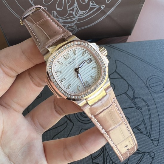 百达翡丽Nautilus 系列7010R最美鹦鹉螺。整个表盘、表壳以及标志性的“锚链式”表耳都采用全手工雪花密镶钻石,以优雅外观体现超卓工艺,美若冰晶,腕表中的“蓝血贵族”。采用32mm表径 上手贴合,进口石英机芯 走时精准,表壳采用不锈钢18k镀玫瑰金,表圈镶嵌46颗,搭配美洲鳄鱼皮表带。送礼自戴首选! 百达翡丽Nautilus 系列7010R最美鹦鹉螺。整个表盘、表壳以及标志性的“锚链式”表耳都采用全手工雪花密镶钻石,以优雅外观体现超卓工艺,美若冰晶,腕表中的“蓝血贵族”。采用32mm表径 上手贴合,进口石英机芯 走时精准,表壳采用不锈钢18k镀玫瑰金,表圈镶嵌46颗,搭配美洲鳄鱼皮表带。送礼自戴首选!