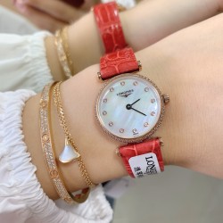 实拍 LONGINES【浪琴】新款女士腕表小巧精致，以钻石装饰、搭配色彩鲜明鳄鱼皮表带，优雅藏在细节里，时尚高雅的来凸显个人风格，优雅地停留在手腕，纯钢表壳，瑞士机芯，蓝宝石镜面，