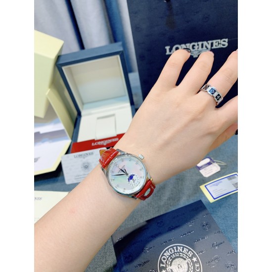 【赵丽颖同款】Longines浪琴 名匠系列女士腕表。全新浪琴名匠月相腕表系列。 诠释女性高贵典雅。精钢表壳直径:34毫米尺寸。官方一致6字位月相1-31日期显示功能。进口石英机芯。三码合一。采用进口头层牛皮、原装蝴蝶扣。珍珠母贝表盘在女表中是运用较多的元素,浪琴为其搭配了12颗钻石时标,将女性魅力发挥到极致。盘面6点钟位置的小表盘显示月相和日期,兼顾实用性和浪漫感,精巧别致。字表盘扫描打版,颜色、“麦粒”格纹深浅、内影字体大小粗细与正品完全一致。 【赵丽颖同款】Longines浪琴 名匠系列女士腕表。全新浪琴名匠月相腕表系列。 诠释女性高贵典雅。精钢表壳直径:34毫米尺寸。官方一致6字位月相1-31日期显示功能。进口石英机芯。三码合一。采用进口头层牛皮、原装蝴蝶扣。珍珠母贝表盘在女表中是运用较多的元素,浪琴为其搭配了12颗钻石时标,将女性魅力发挥到极致。盘面6点钟位置的小表盘显示月相和日期,兼顾实用性和浪漫感,精巧别致。字表盘扫描打版,颜色、“麦粒”格纹深浅、内影字体大小粗细与正品完全一致。