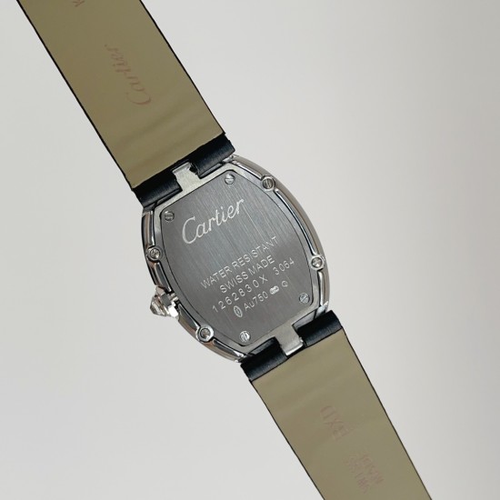 Baignoire de Cartier / oval shape / silver with diamonds Width 28mm . length 39mm 卡地亚创新与复古撞击的审美 / Baignoire腕表卡地亚浴缸系列,法式优雅的椭圆形设计搭配柔软绢丝表带,便捷式折叠表扣,略微弯曲的表壳完美贴合手腕曲线,配载瑞士石英机芯,淬火钢蓝剑形指针,耐磨损镜面,宽度28mm ,长度39mm Baignoire de Cartier / oval shape / silver with diamonds Width 28mm . length 39mm 卡地亚创新与复古撞击的审美 / Baignoire腕表卡地亚浴缸系列,法式优雅的椭圆形设计搭配柔软绢丝表带,便捷式折叠表扣,略微弯曲的表壳完美贴合手腕曲线,配载瑞士石英机芯,淬火钢蓝剑形指针,耐磨损镜面,宽度28mm ,长度39mm